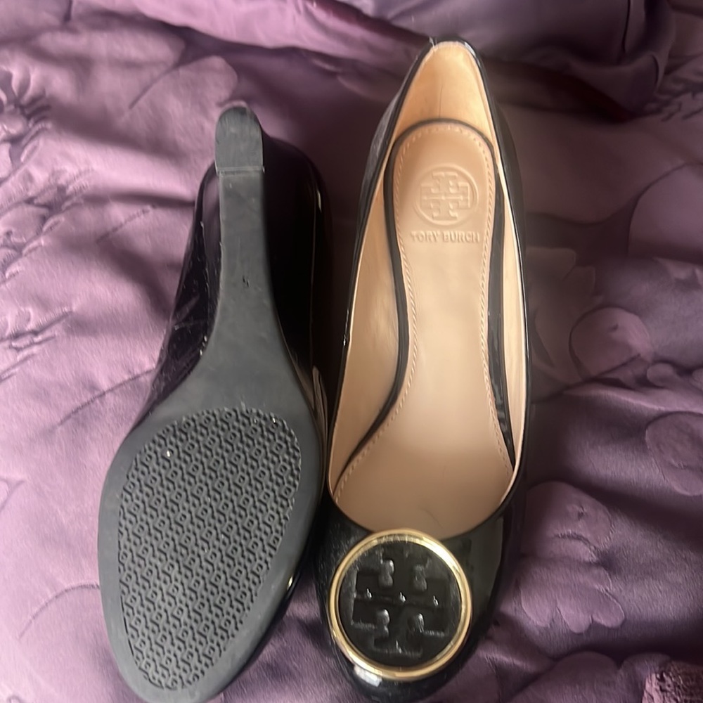 Tory Burch Twiggie Wedge. Black patent